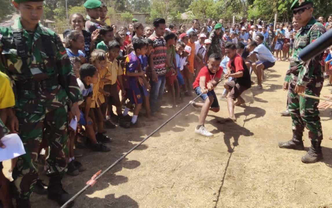 Meriahkan HUT TNI, Satgas Yonif 132 Gelar Lomba Anak dan Pengobatan Massa di Eban