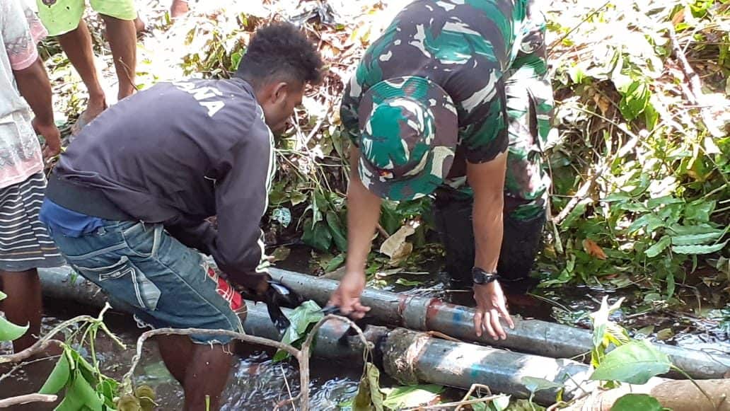 Empat Jam Berjalan Mencari Kerusakan Pipa, Ternyata Patah Tertimpa Pohon Tumbang.