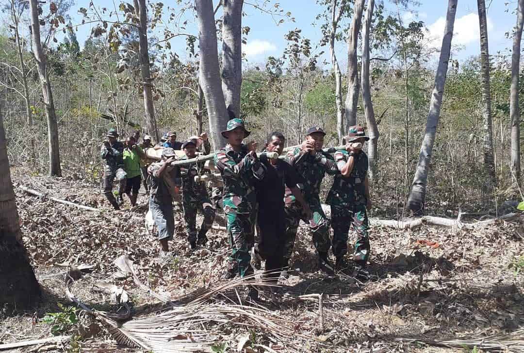 Bantu Warga Bangun Rumah Adat, Satgas Yonif 132/BS Pikul Kayu Pemali