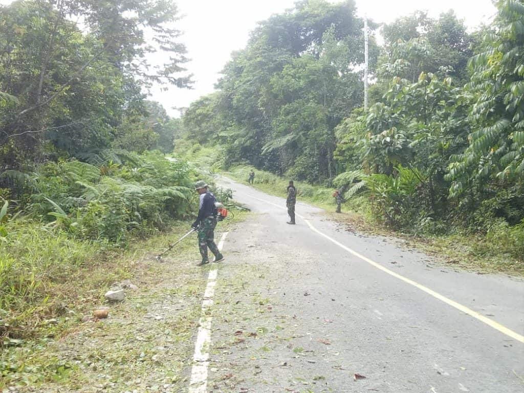 Peduli Keindahan Wilayah, Warga dan Satgas Yonif 509 Bersihkan Jalan Trans Papua