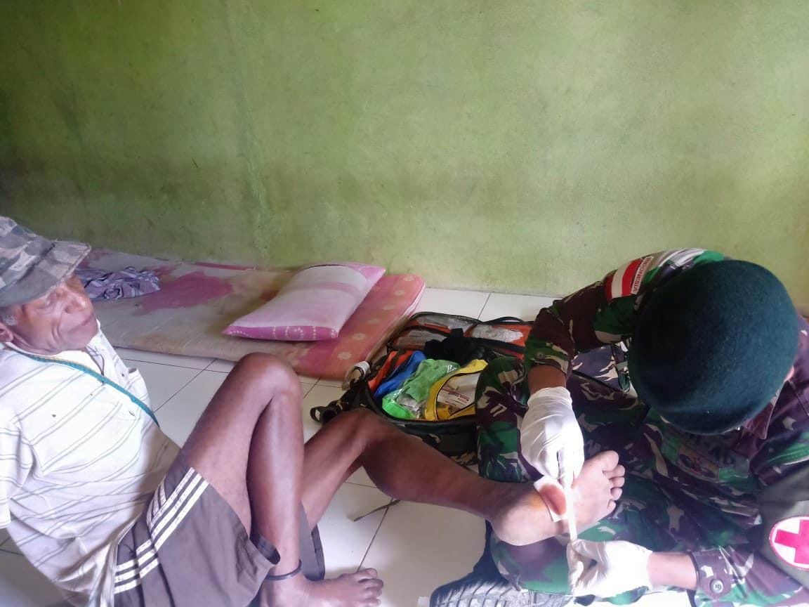 Wujudkan Kebersamaan dan Kesehatan Warga Papua, Satgas Yonif R 300 Gelar Pengobatan di Mannem