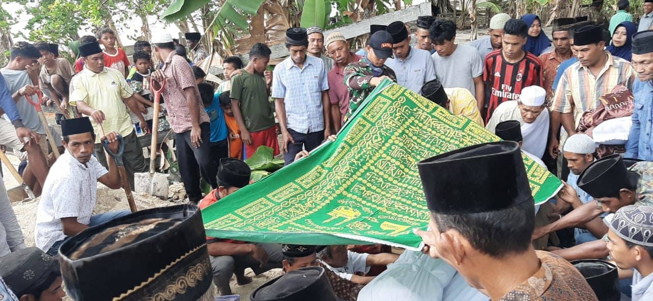 Ikut Bela Sungkawa, Satgas Yonif 734 Hadiri Pemakaman Tokoh Agama di Maluku
