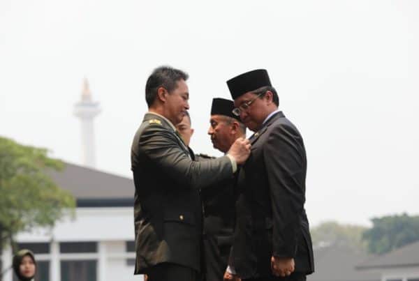 Kasad Sematkan Bintang Kartika Eka Paksi Utama Kepada Ketua BPK RI Kasad Sematkan Bintang Kartika Eka Paksi Utama Kepada Ketua BPK RI