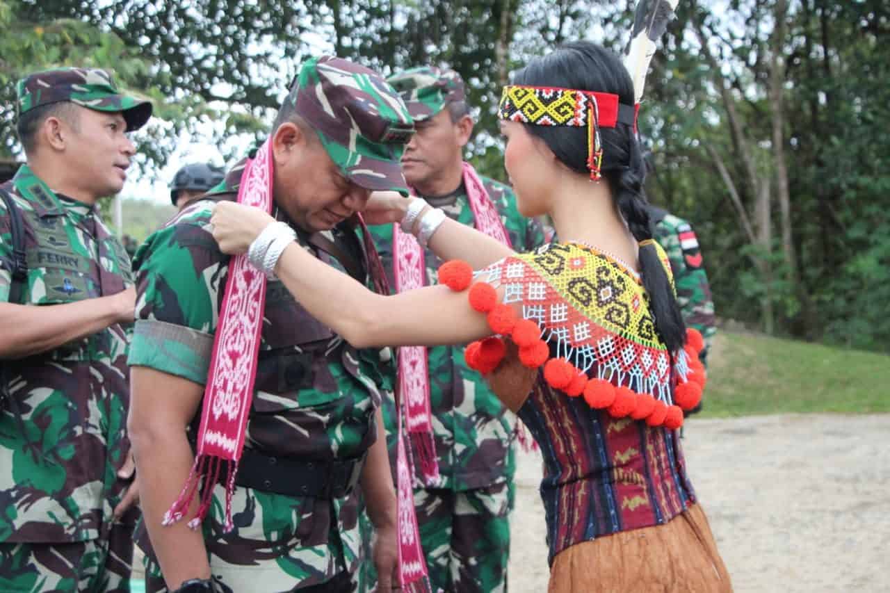 Tingkatkan Motivasi Prajurit, Kasdam III/Slw kunjungi Satgas Pamtas Yonif R 301 di Nanga Badau