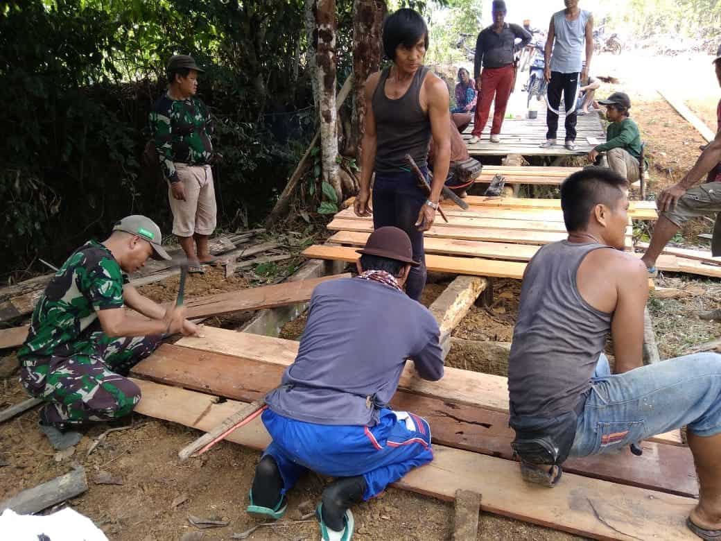 Keluhkan Akses Jalan, Babinsa Long Apari Bangun Jembatan di Perbatasan Indonesia-Malaysia