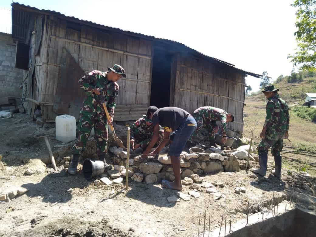 Pos Lakmars Satgas Pamtas RI-RDTL Yonif Raider 142/KJ serahkan bantuan beras dan semen kepada warga masyarakat