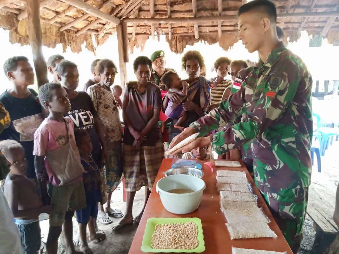 Dirikan Sentra Rumah Produksi Tempe, Satgas Yonif MR 411 Tingkatkan Ekonomi Warga Papua