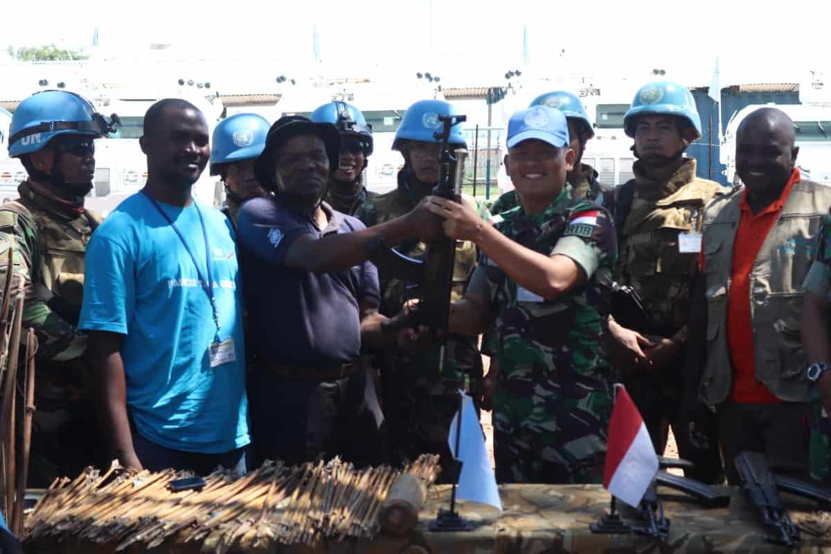 Operasi Gabungan ‘Wibawa Mukti’ Indo RDB MONUSCO, Eks Kombatan Kongo Serahkan AK-47 dan Ratusan Panah