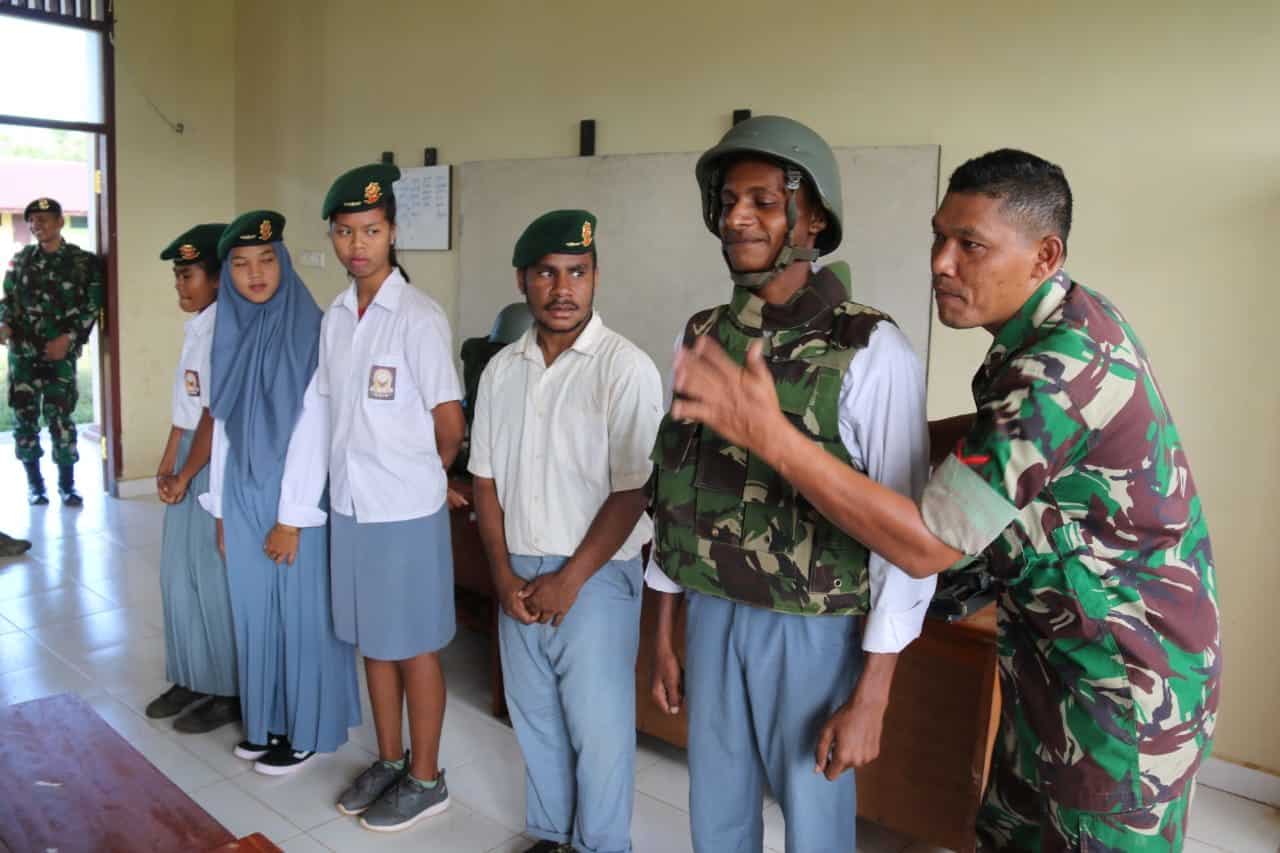 Tumbuhkan Kesadaran Bela Negara, Satgas Yonif 411 Ajak Pelajar SMK Jadi TNI