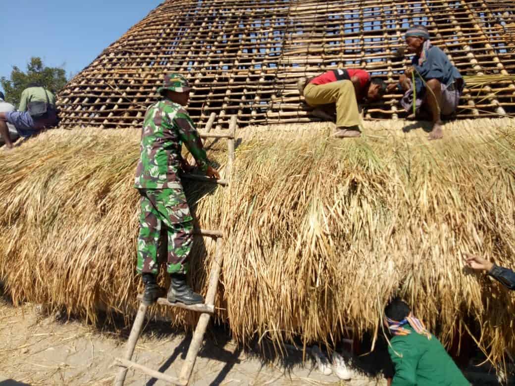 Peduli Budaya Setempat, Satgas Yonif Raider 142/KJ Bantu Warga Buat Rumah Adat Suku Wedat