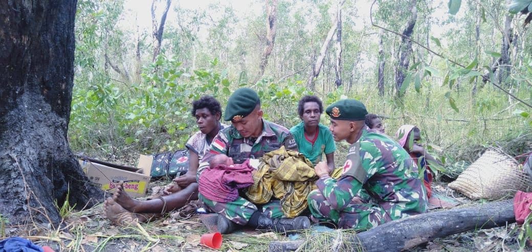 Dramatis, Satgas Yonif MR 411 Bantu Persalinan Bayi di Hutan Papua