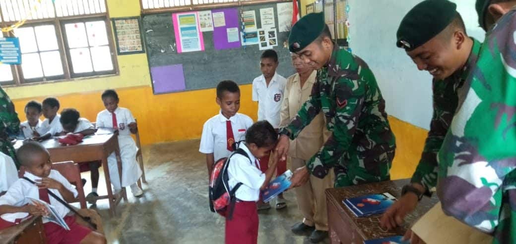 Peduli Pendidikan Anak Papua, Satgas Yonif R 300 Bagikan Buku dan Alat Tulis