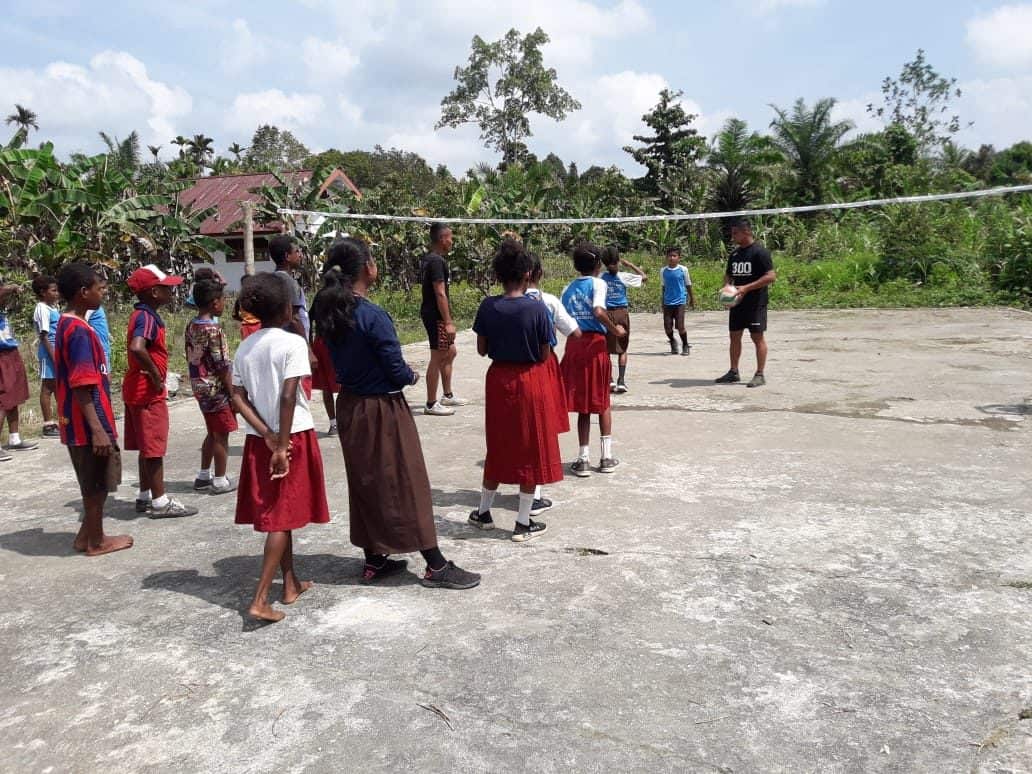 Salurkan Bakat dan Mimpi Anak Pedalaman Papua, Satgas Yonif 300 Gelar Latihan Voli