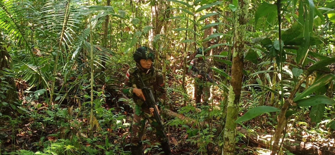 Patroli Satgas Yonif R 300 Jamin Kedaulatan Negara dan Keamanan Warga