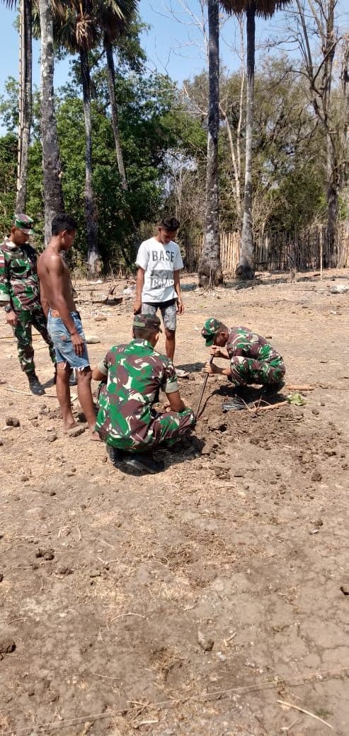 Lestarikan Budaya NTT, Satgas Yonif 142 Bangun Rumah Adat Kemak