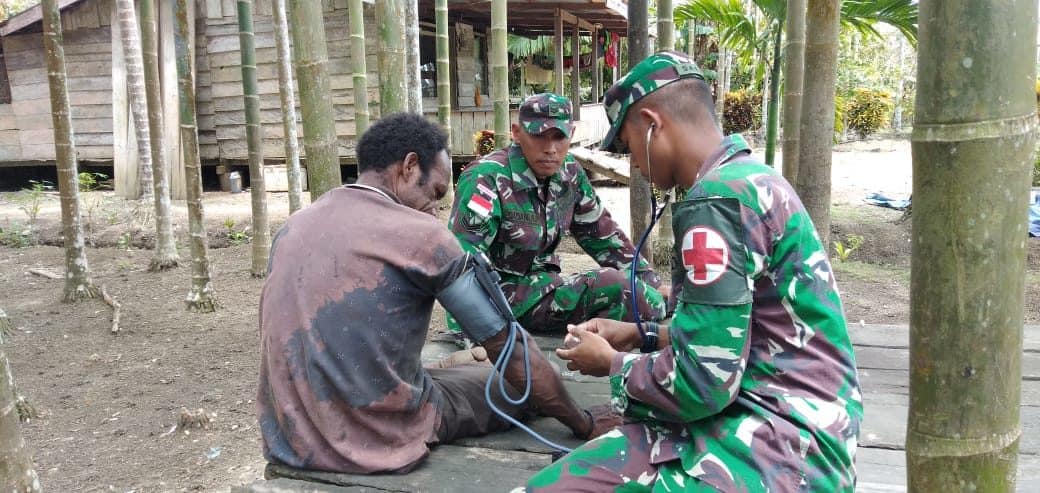 Peduli Warga Papua, Satgas Yonif 300 Terjunkan Tim Kes di Distrik Skanto