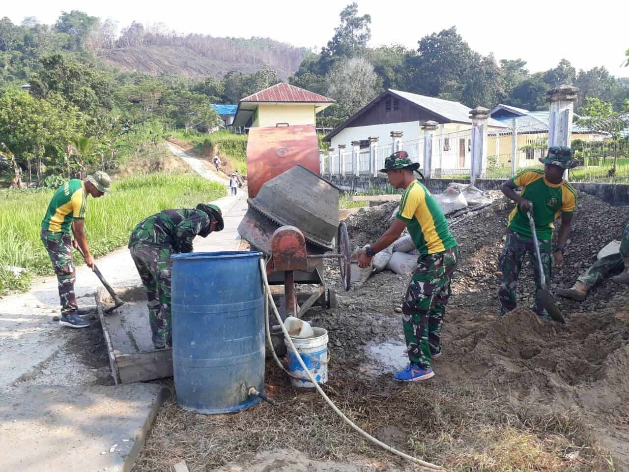 Licin dan Sulit Dilalui, Satgas Pamtas Yonif R 303 Perbaiki Jalan Long Pujungan