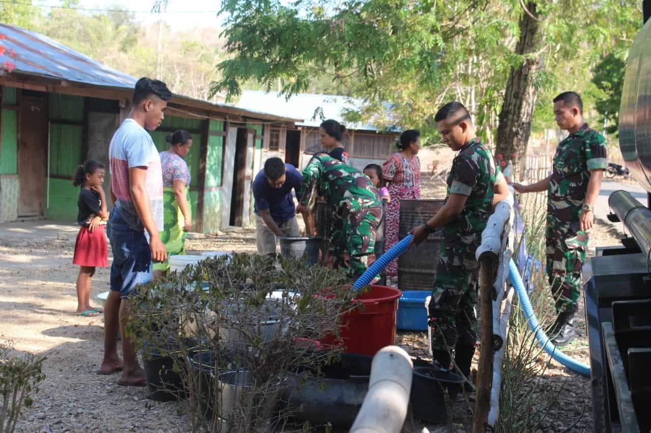 Alami Kekeringan Akibat Kemarau, Pamtas 142 Distribusikan Air Bersih di Atambua Barat