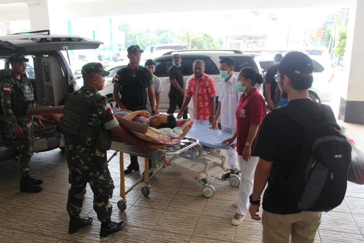 Tertabrak Mobil, Warga Negara Malaysia Dievakuasi Satgas Yonif 713 ke Jayapura
