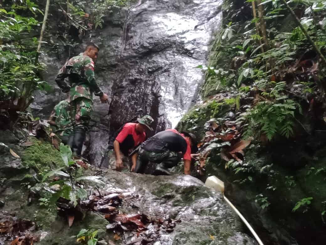 Atasi Krisis, Satgas Yonif 300 Perbaiki Sarana Air Bersih di Keerom