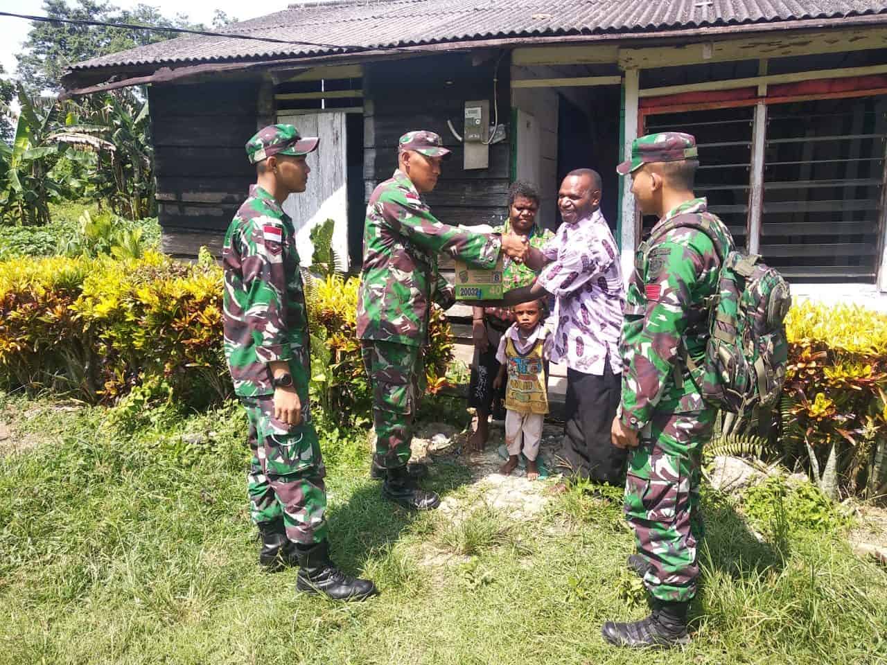 Wujud Kepedulian, Satgas Yonif 300 Salurkan Sembako Untuk Warga Arso