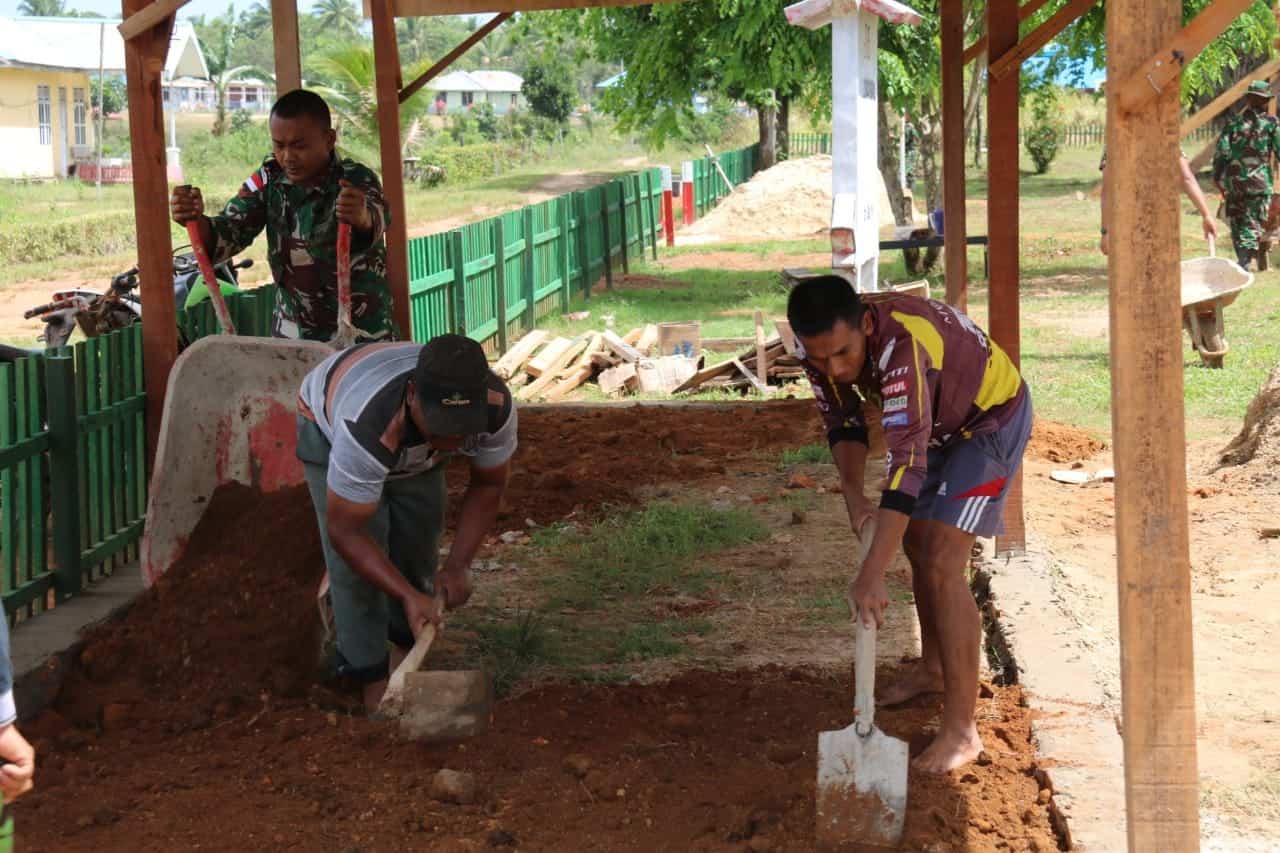 Nyamankan Warga Berobat, Satgas Yonif 411/Pdw Bangun Parkir Puskemas Bupul