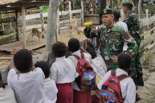 Bangun Sense of Humanity Anak, Satgas Yonif 411 Ajak Anak Usia Dini Sayangi Hewan