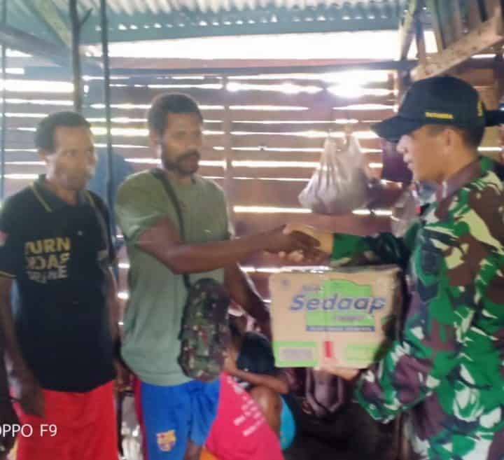 Prihatin Kondisi Warga di Pedalaman Papua, Satgas Yonif 509 Berikan Bantuan