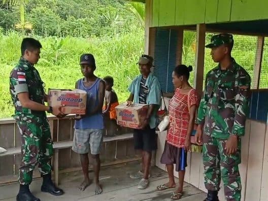 Peduli Kesejahteraan Papua, Satgas Pamtas Yonif R 300 Bagikan Sembako dan Alat Olah Raga