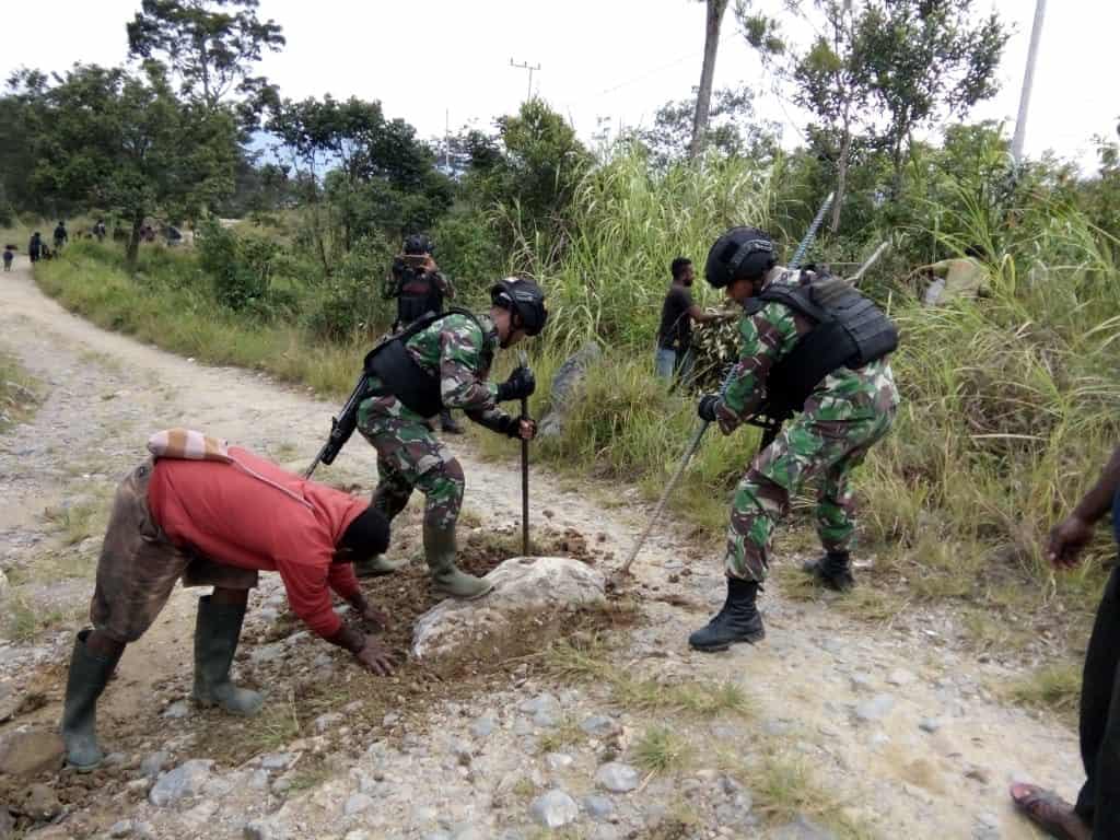 Cegah Kecelakaan, Satgas Yonif 514 Perbaiki Jalan Rusak di Distrik Walesi