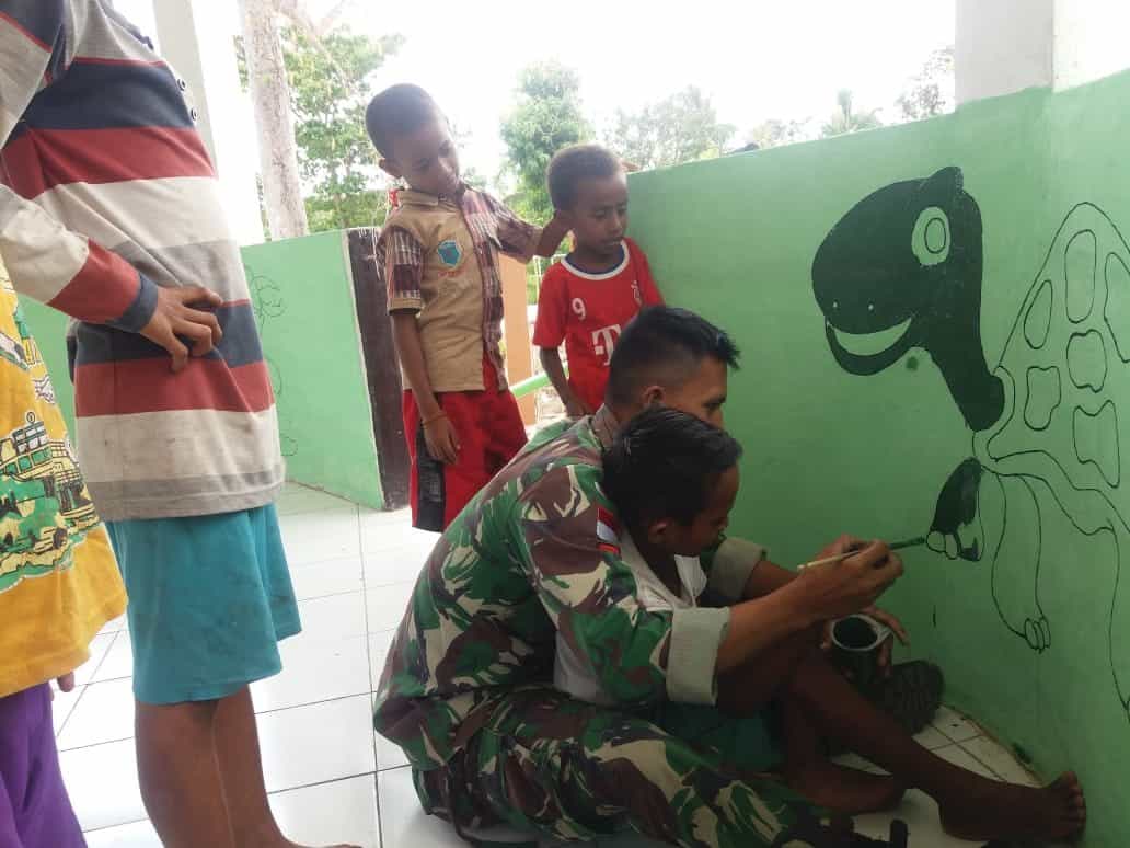 Latih Lukis Mural, Satgas Yonif 142 Kembangkan Kreatifitas Anak Perbatasan