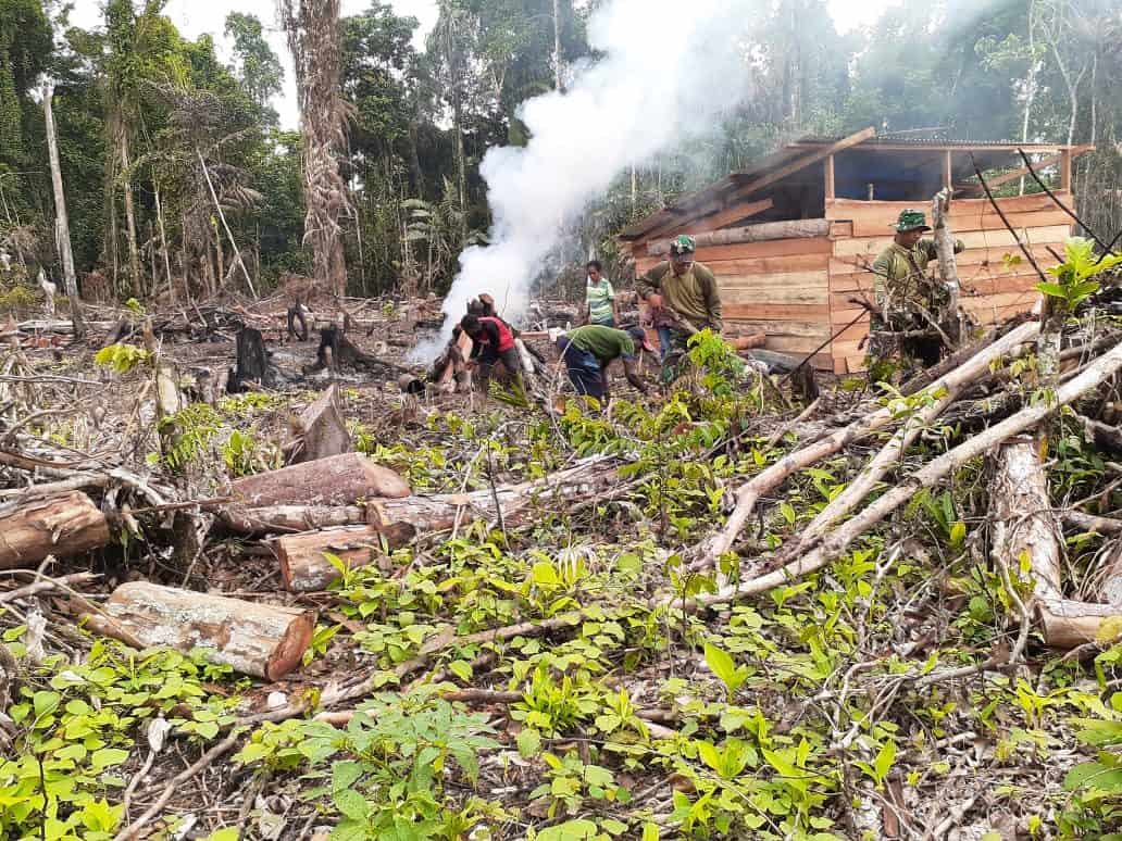 Peduli Warga Papua, Satgas Pamtas Yonif R 300 Bangun Gereja