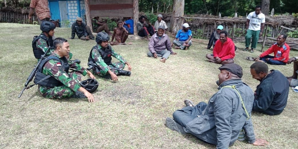 Komsos dengan Tokoh Masyarakat, Satgas Yonif 514 Jaga Kondusifitas Wilayah Papua