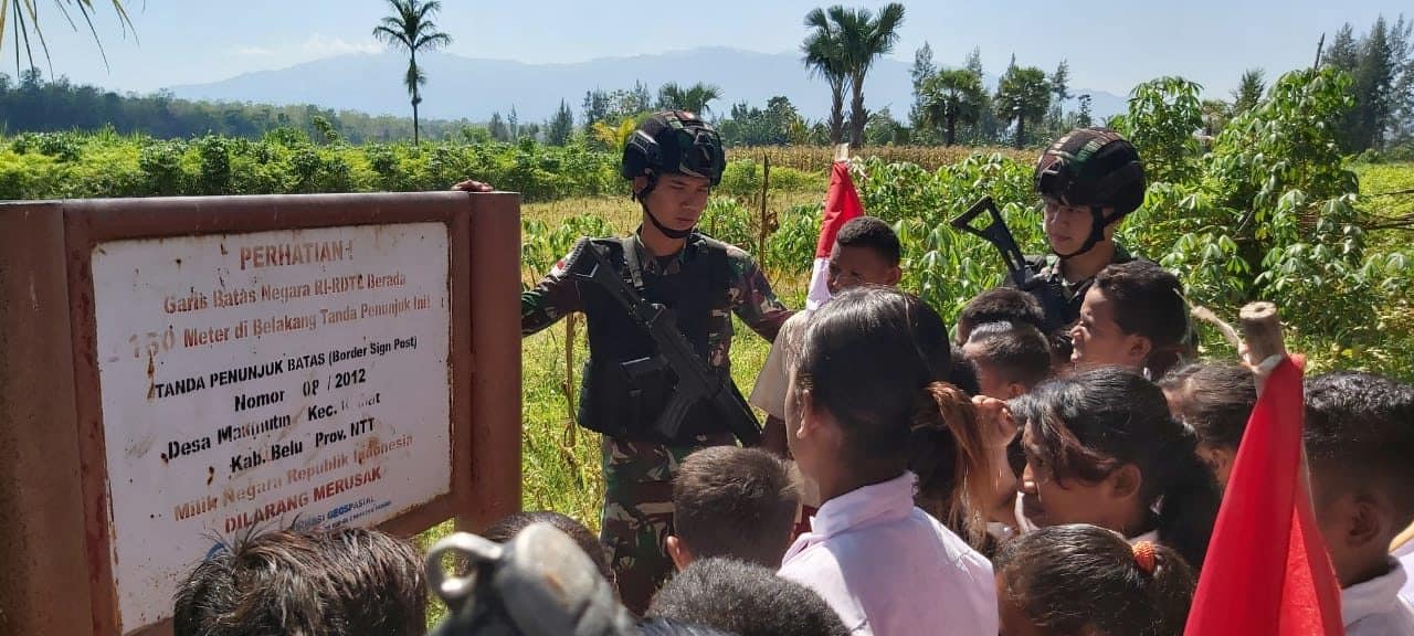 Kobarkan Semangat Patriotisme, Satgas Yonif R 142 Kenalkan Perjuangan Para Pahlawan