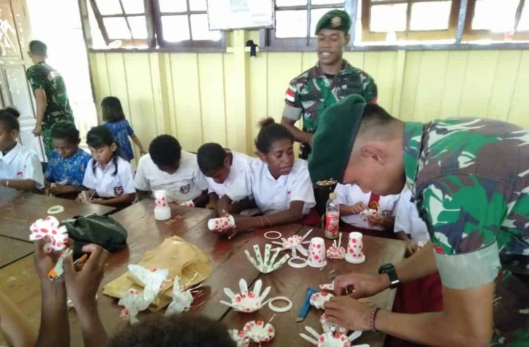 Kerajinan Limbah Plastik, Satgas Yonif 755 Kembangkan Kreatifitas Anak Papua