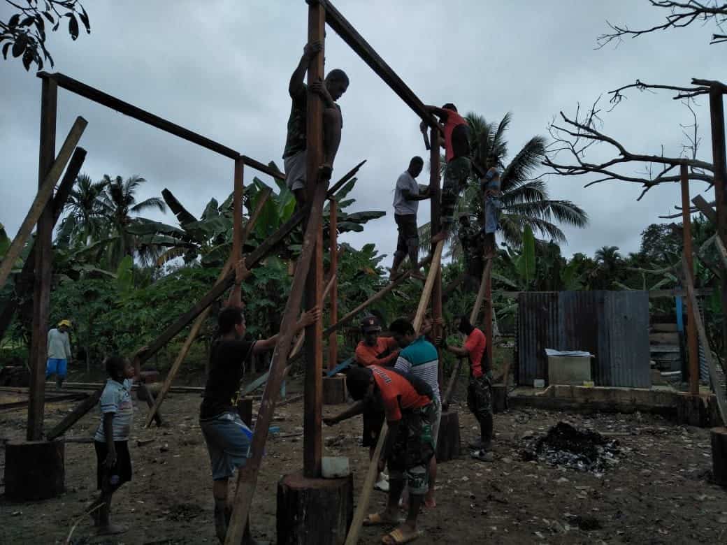 Peduli Warga Papua, Satgas Yonif R 300 Bangun Rumah Layak Huni di Skanto