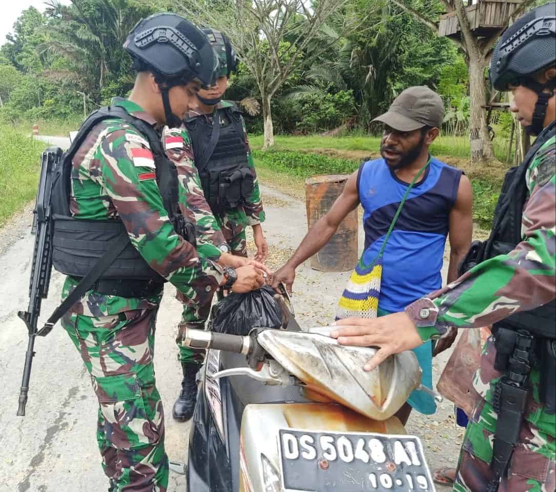 Intensifkan Pemeriksaan, Satgas Yonif R 300 Cegah Pelanggaran Lintas Batas