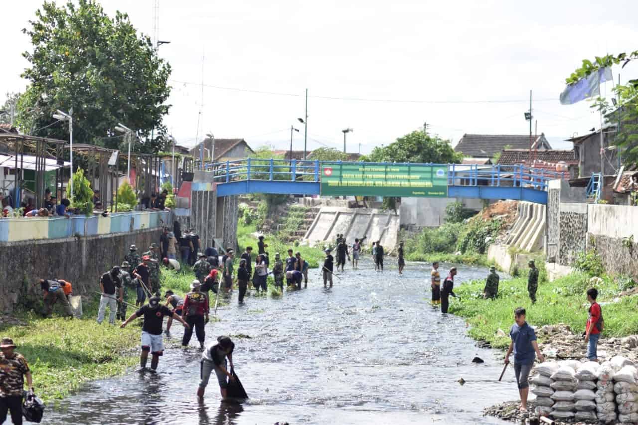 Wujudkan Yogya Bersih, Kodim 0734 Terjun Bersihkan Kali Code