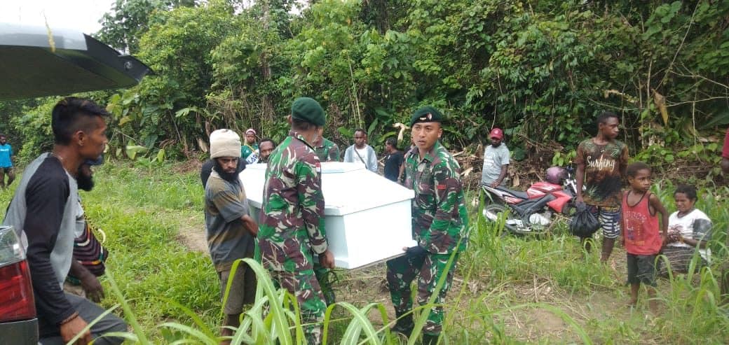 Yonif Raider 300 Bantu Proses Pemakaman Warga Kampung Skanto