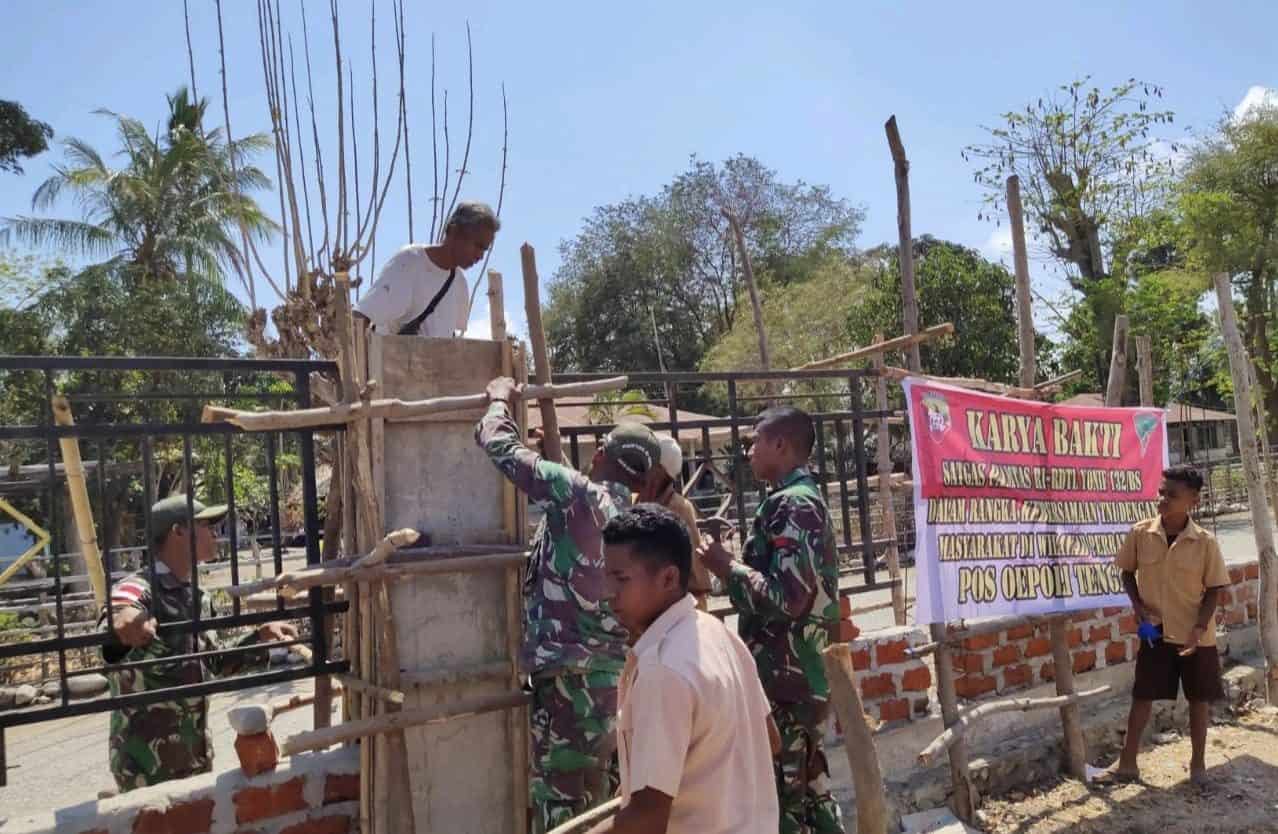 Tingkatkan Keamanan dan Kenyamanan, Satgas Pamtas Yonif 132 Bangun Pagar Sekolah