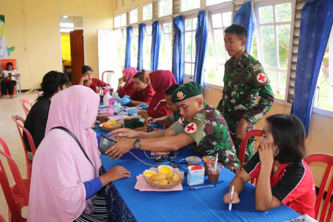 Hari Kesehatan Nasional, Satgas Yonif 411 Gelar Donor Darah di Distrik Elikobel