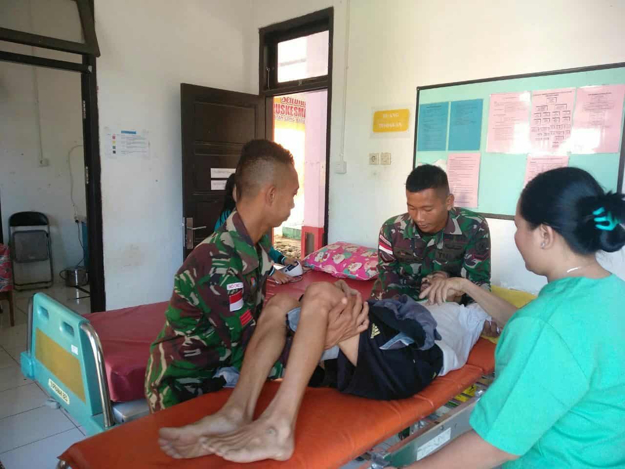 Seberangi Sungai Mahakam, Satgas Pamtas Yonif Raider 303/SSM Evakuasi Warga yang Sakit