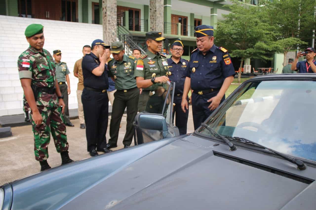 Pangdam XII/Tpr Serahkan Tiga Unit Mobil Ilegal Hasil Operasi Satgas Pamtas 643 Kepada Bea Cukai Kalbar