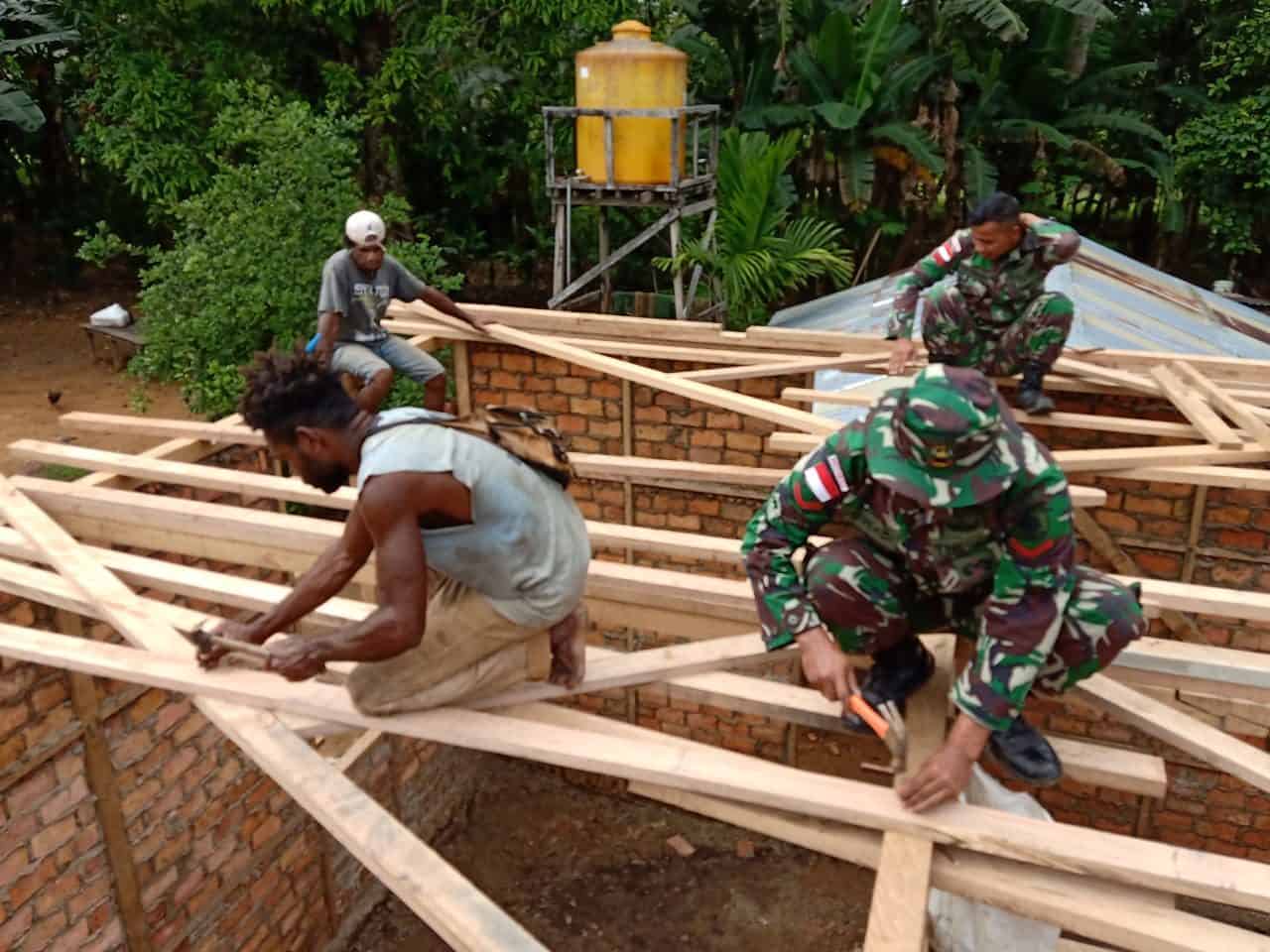 Empati Sesama, Satgas Yonif MR 411 Bantu Bangun Rumah Yulius Pursa