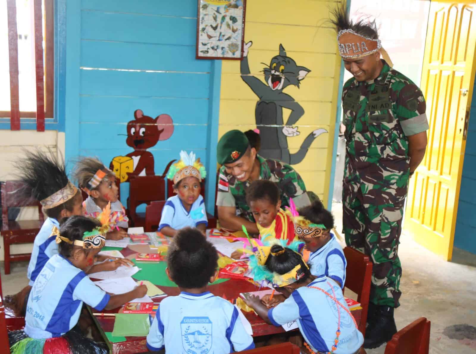 Renovasi Fasilitas Bermain TK, Satgas Yonif R 509 Berikan Harapan Baru Bagi Anak Papua