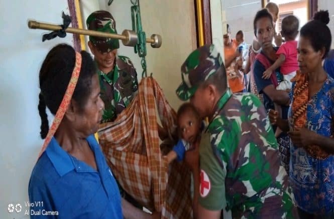 Peduli Kesehatan, Satgas Yonif R 300 Beri Anak Papua Tambahan Gizi