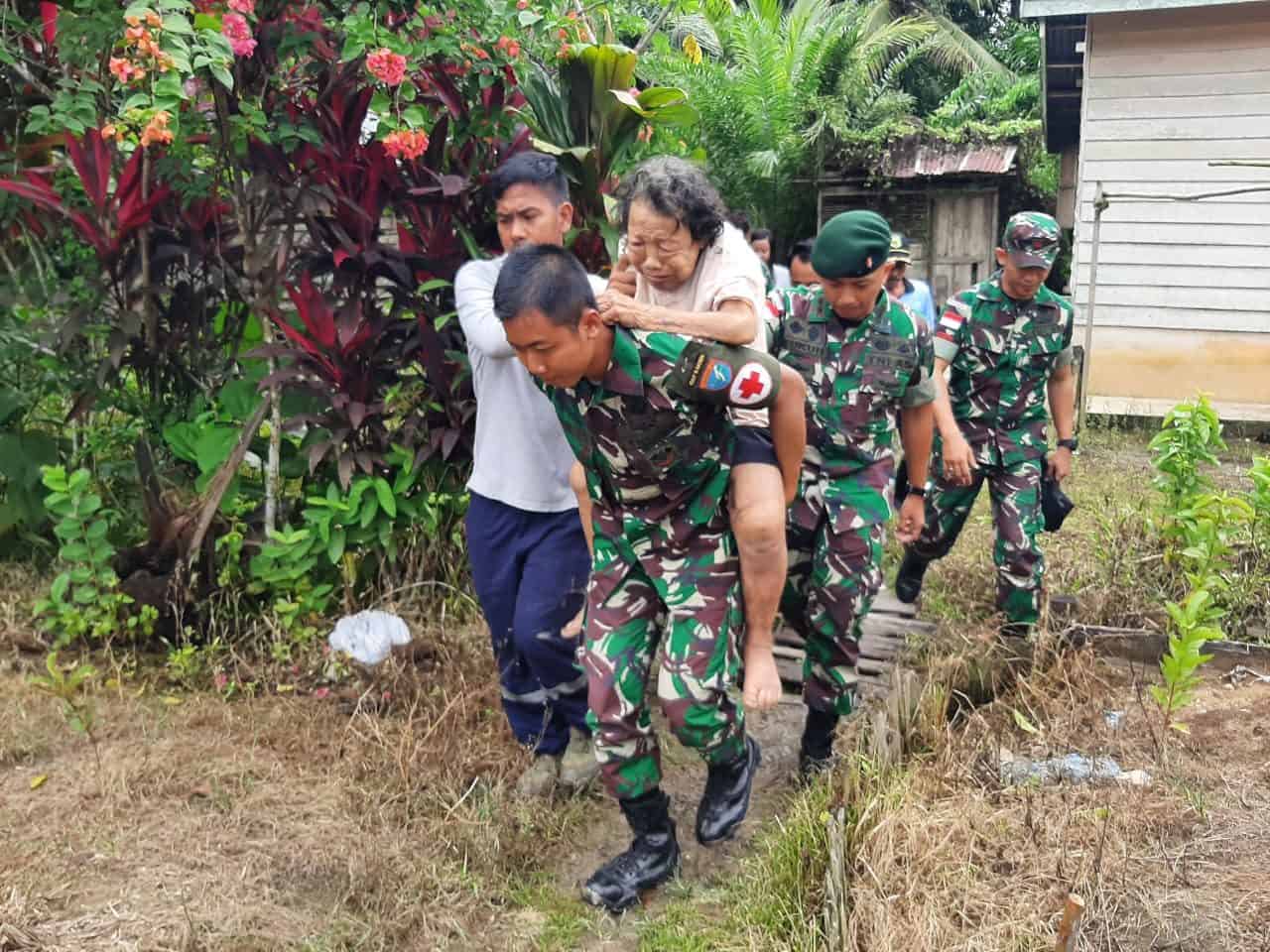 15 Tahun Menderita Katarak, Nenek Sempel Dievakuasi Satgas Yonif 641