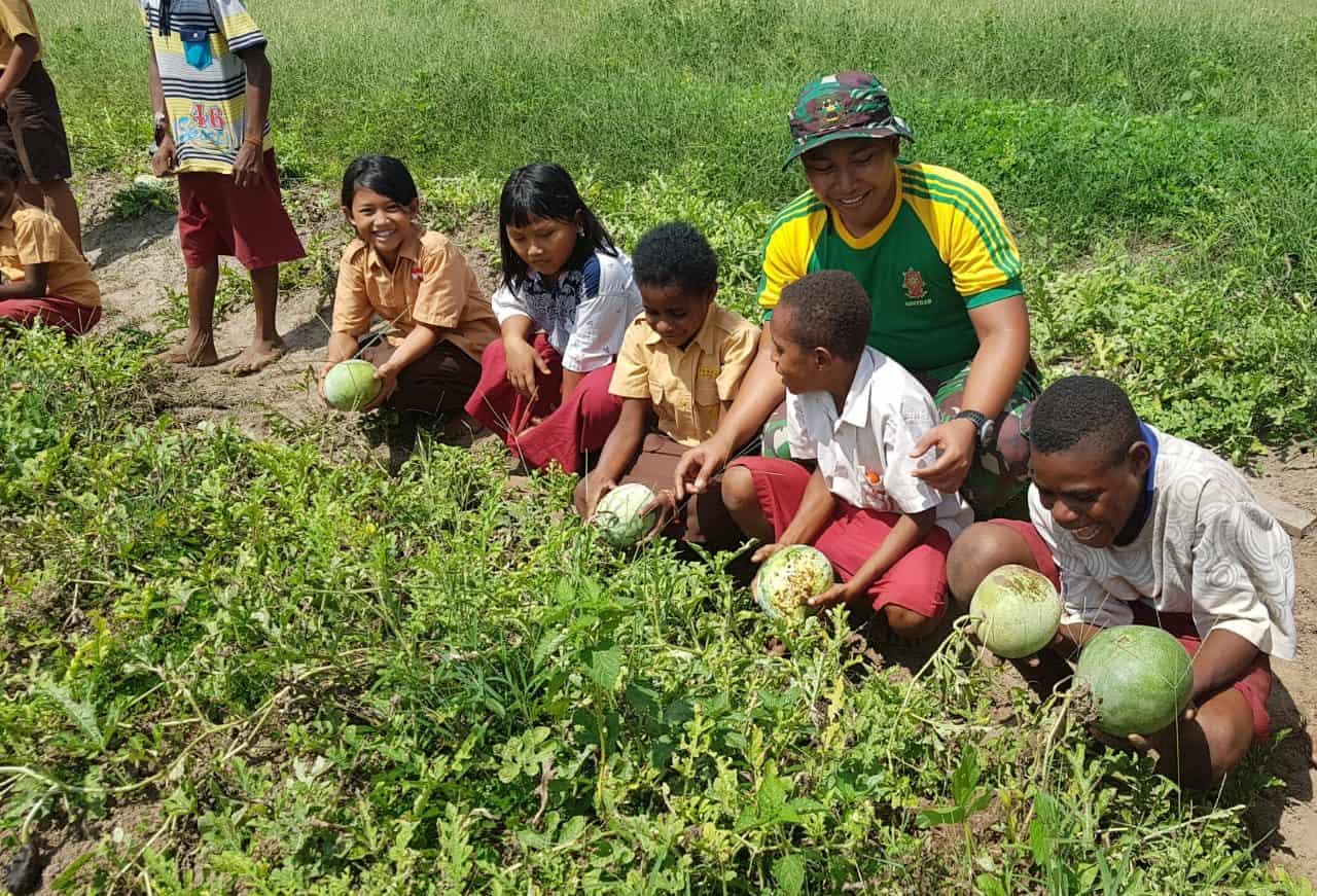 Outing Class, Satgas Yonif 411 Belajar, Berkebun dan Bergembira