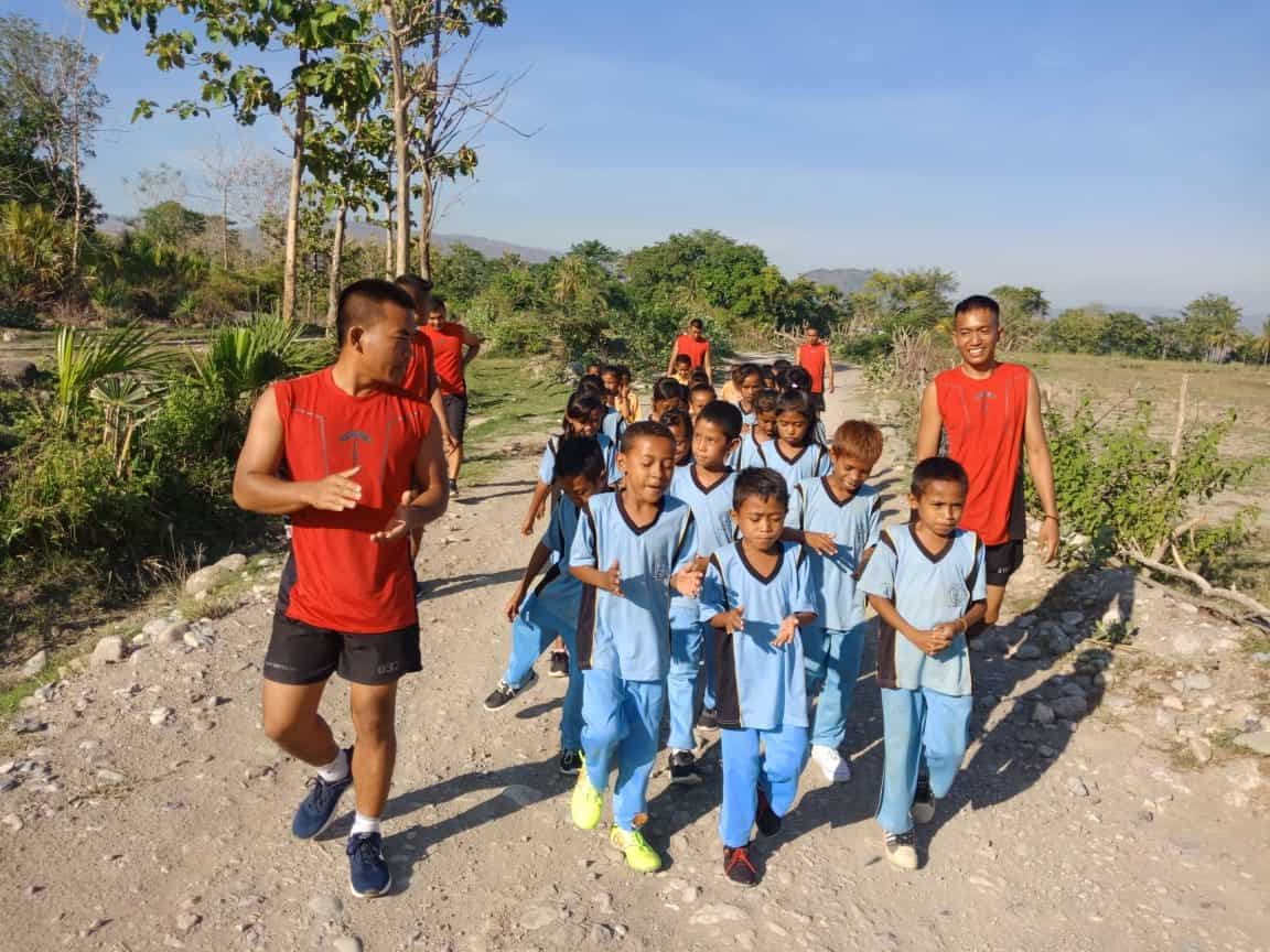 Sehat dan Ceria, Satgas Yonif R 142 Lari Gembira Bersama Anak Perbatasan