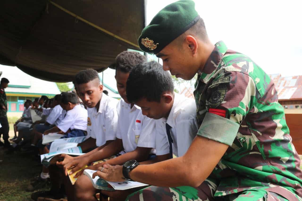 Paket Pintar Satgas Yonif MR 411 Cerdaskan Pelajar Papua